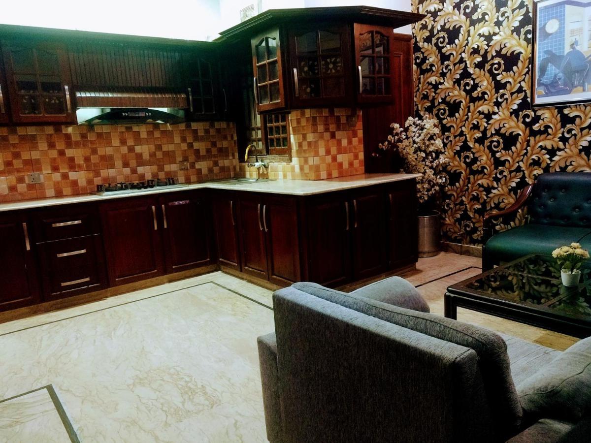 Luxury Living Rooms Near Agha Khan, Millennium, Nueplex Karachi Exterior foto
