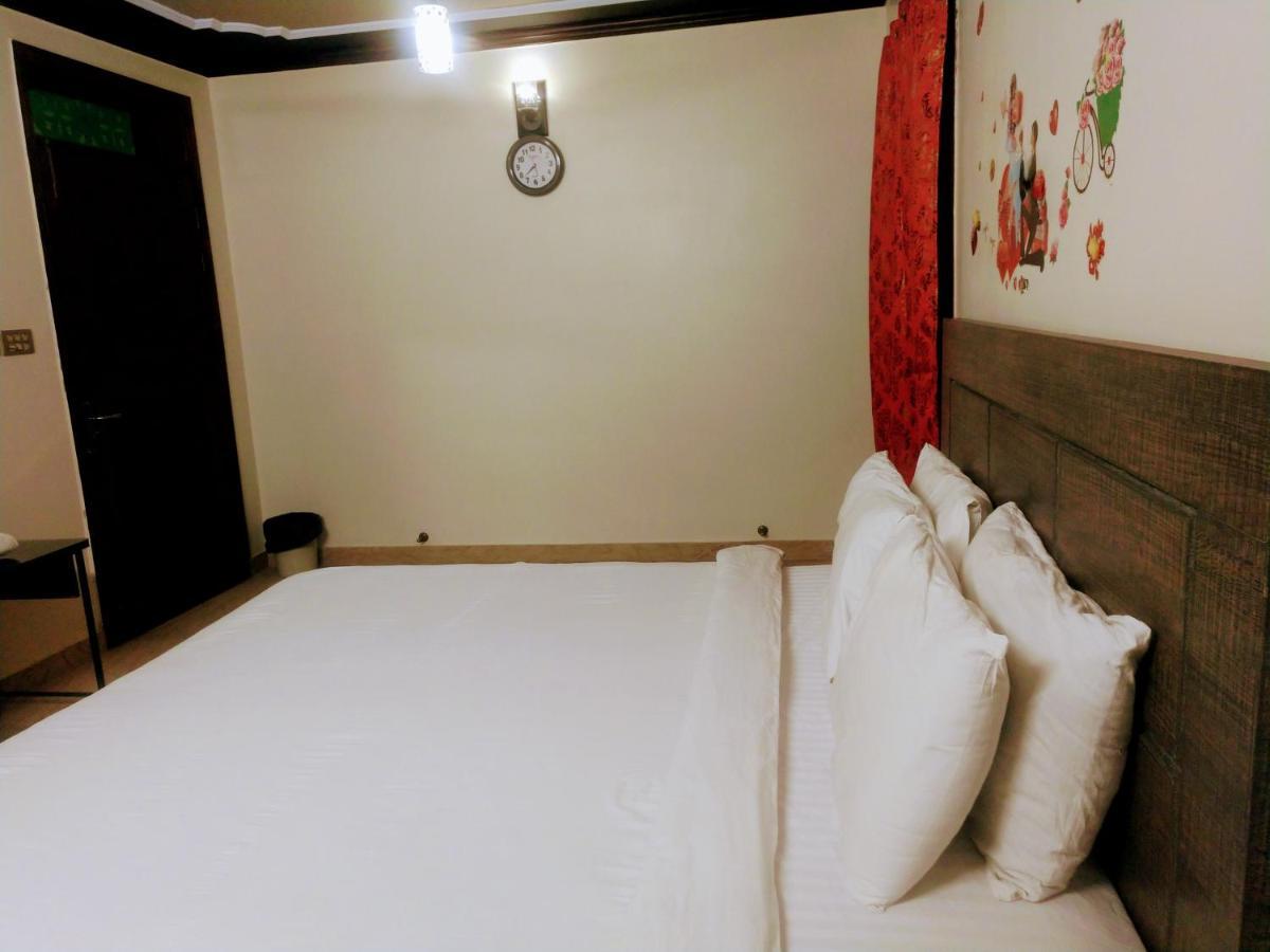 Luxury Living Rooms Near Agha Khan, Millennium, Nueplex Karachi Exterior foto