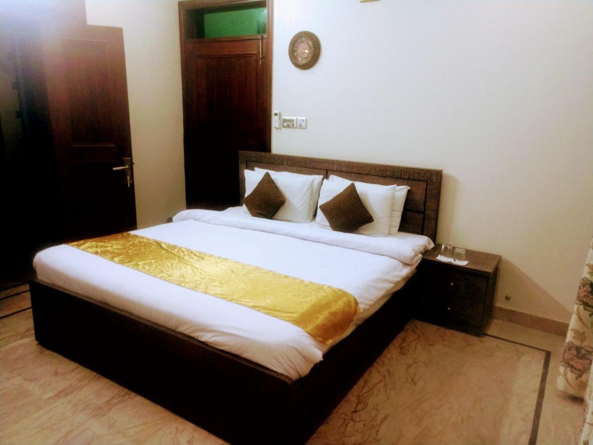 Luxury Living Rooms Near Agha Khan, Millennium, Nueplex Karachi Exterior foto