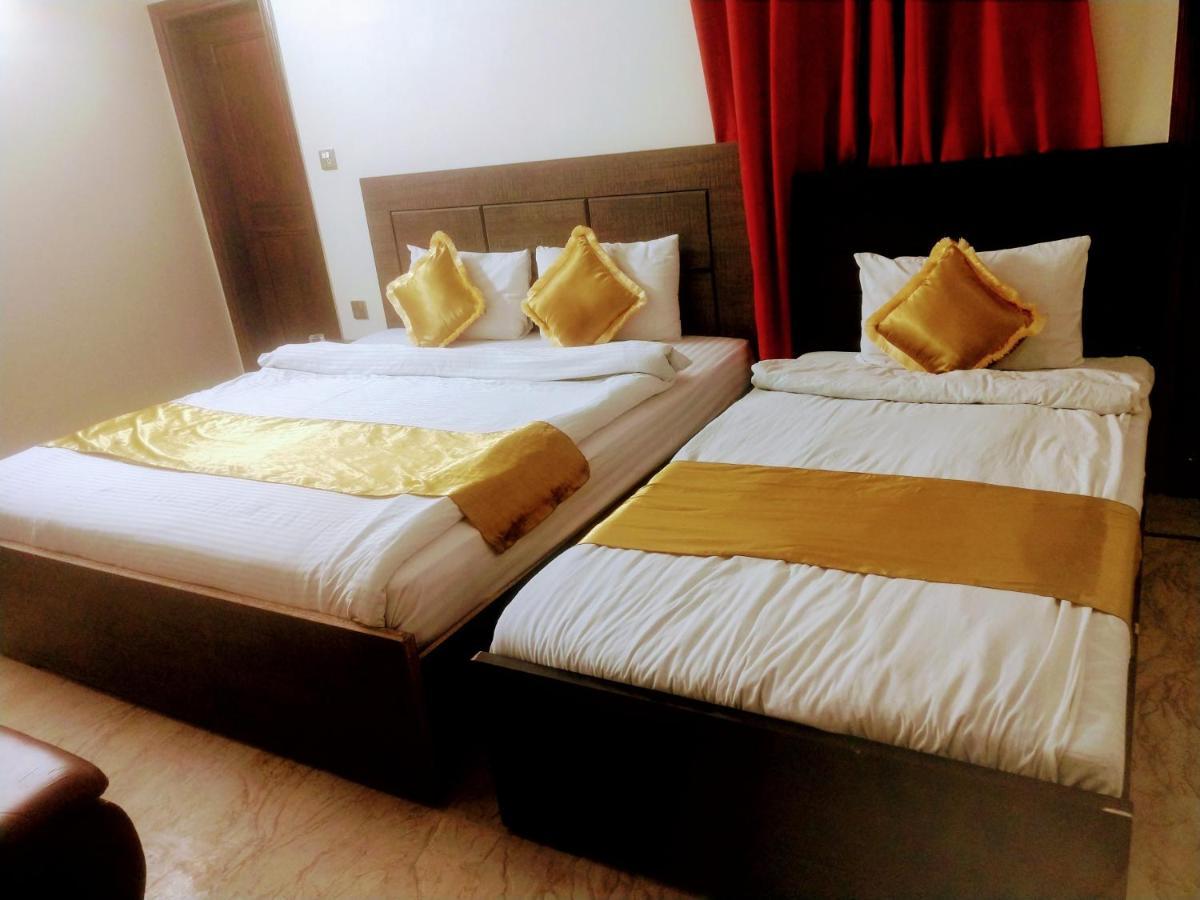 Luxury Living Rooms Near Agha Khan, Millennium, Nueplex Karachi Exterior foto
