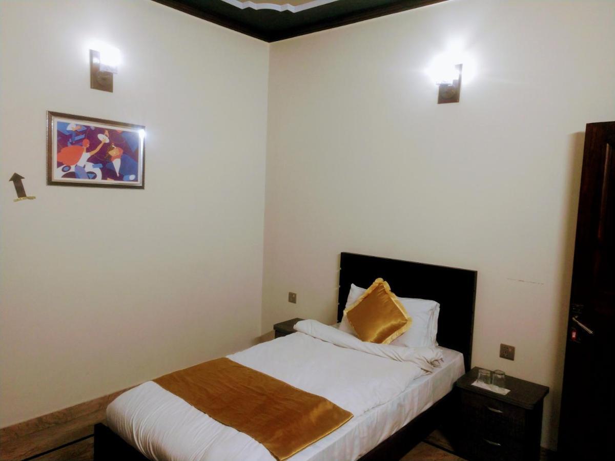 Luxury Living Rooms Near Agha Khan, Millennium, Nueplex Karachi Exterior foto