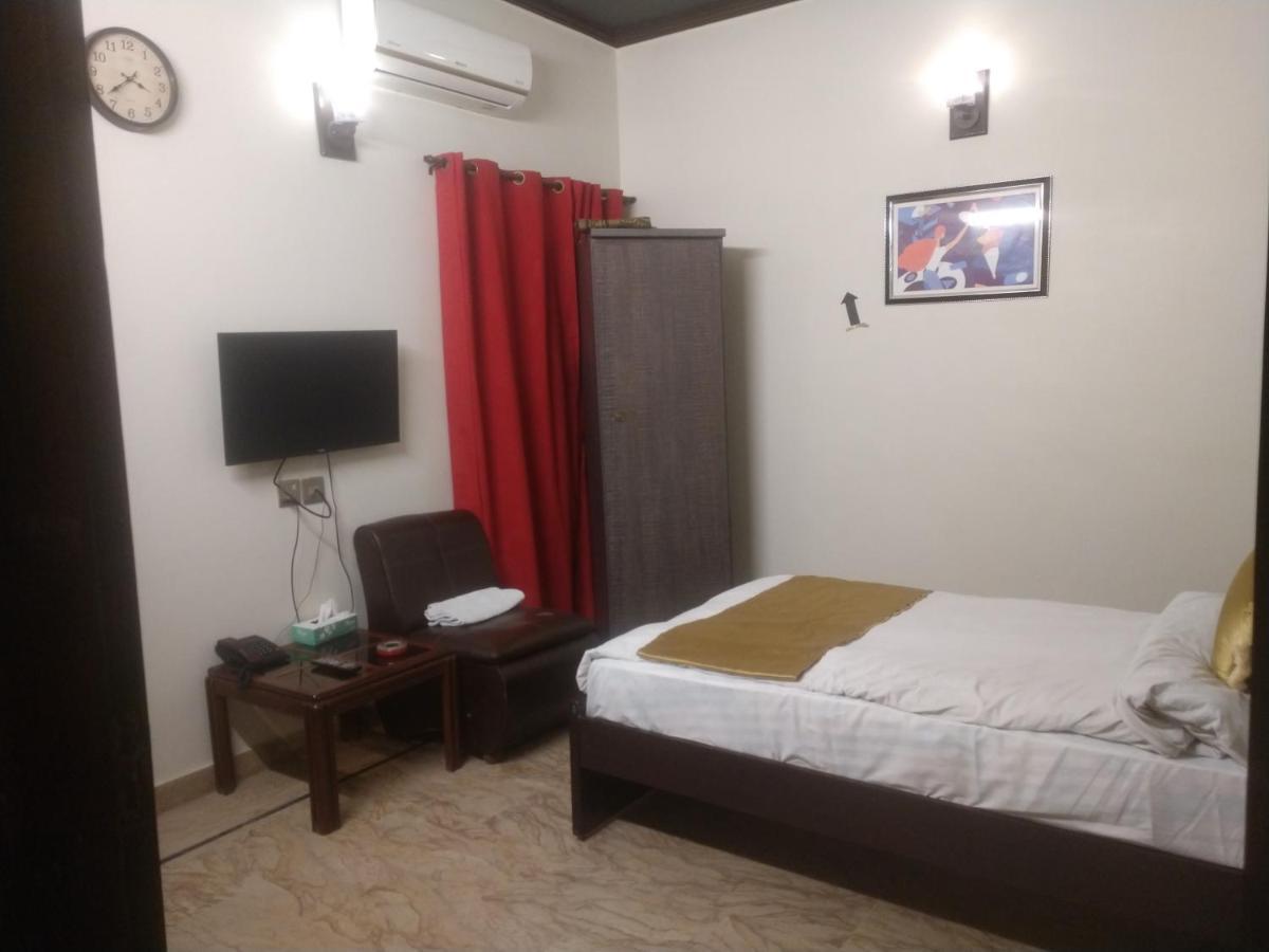 Luxury Living Rooms Near Agha Khan, Millennium, Nueplex Karachi Exterior foto