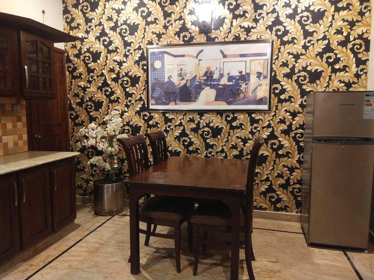 Luxury Living Rooms Near Agha Khan, Millennium, Nueplex Karachi Exterior foto